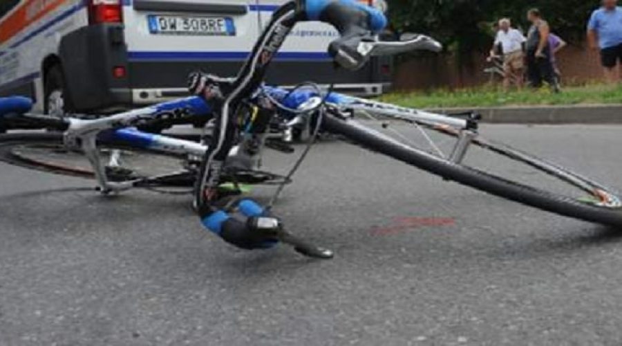 Investe un ciclista con la macchina e poi scappa