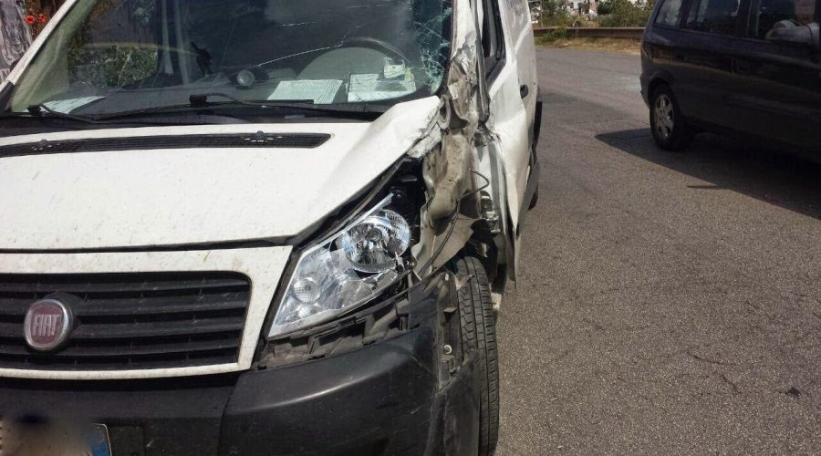 Si sente male, perde il controllo dell’auto e si schianta contro un furgone