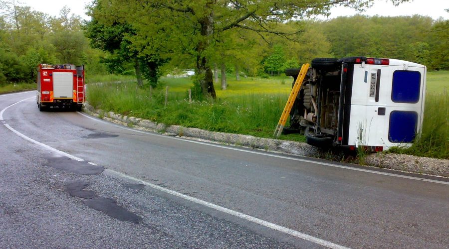 PERDE IL CONTROLLO DEL FURGONE, FINISCE FUORI STRADA