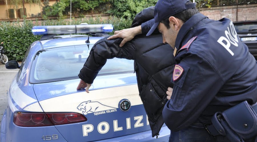 Finge di essere interessata agli  articoli ma quello che voleva era l’incasso