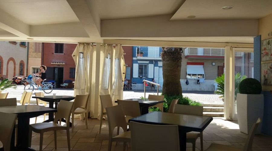 Sparite nella notte le sedie davanti al Balneare Wanda