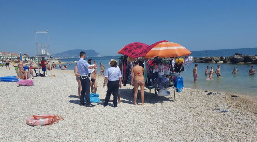 Polizia Municipale in spiaggia per contrastare il commercio abusivo