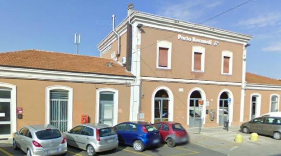 Urta sei macchine parcheggiate e uno scooter, poi scappa