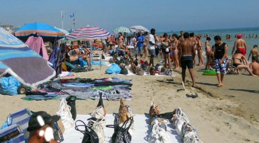 In arrivo centinaia di Ambulanti Abusivi per l’estate