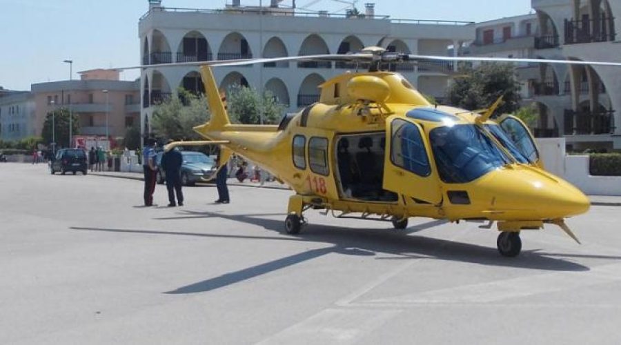 Auto contro uno scooter: uomo di 40 anni cade a terra e batte la testa.