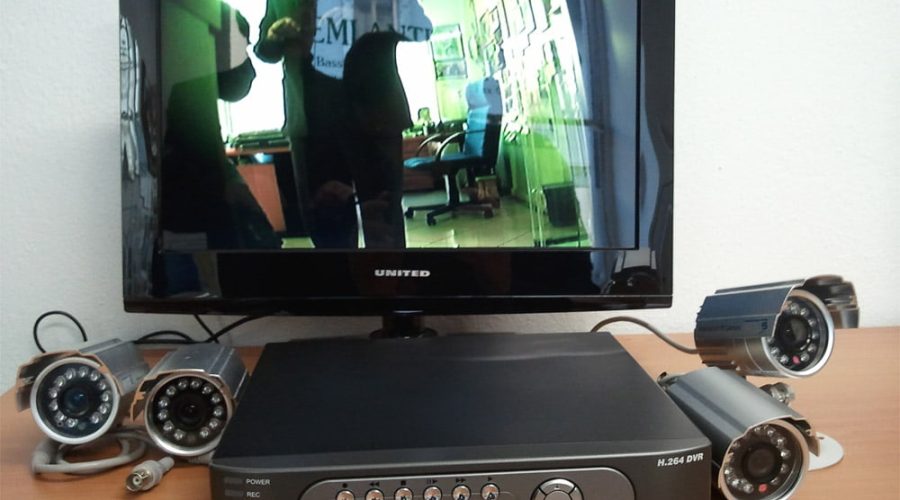 Ruba un Telefono in un negozio, incastrato dalle Telecamere