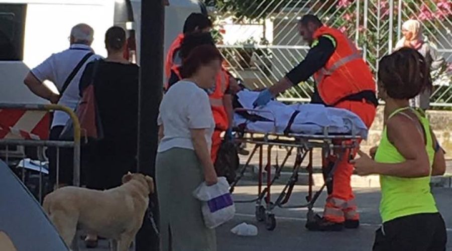 Macchina apre lo sportello e colpisce un motorino in corsa.