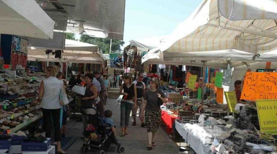 Scappa dalla Fiera di San Ciriaco un Commerciante Abusivo