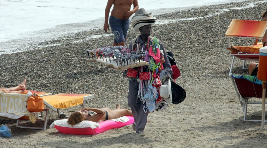 Retata di ambulanti abusivi sulla spiaggia: sanzioni per oltre 20.000 euro