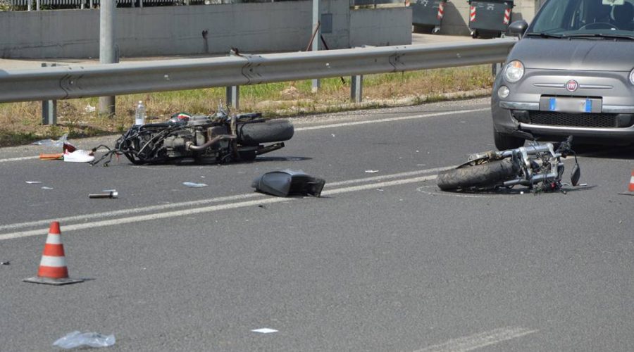 Scontro tra Moto e Auto, motociclista rischia di perdere una gamba