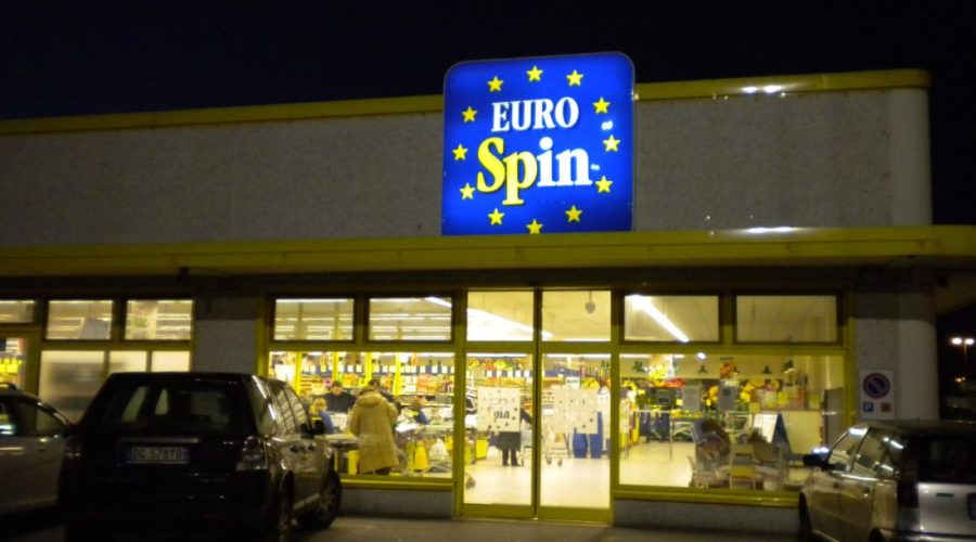 Armati di pistola rapinano l’EuroSpin: Caccia ai tre banditi