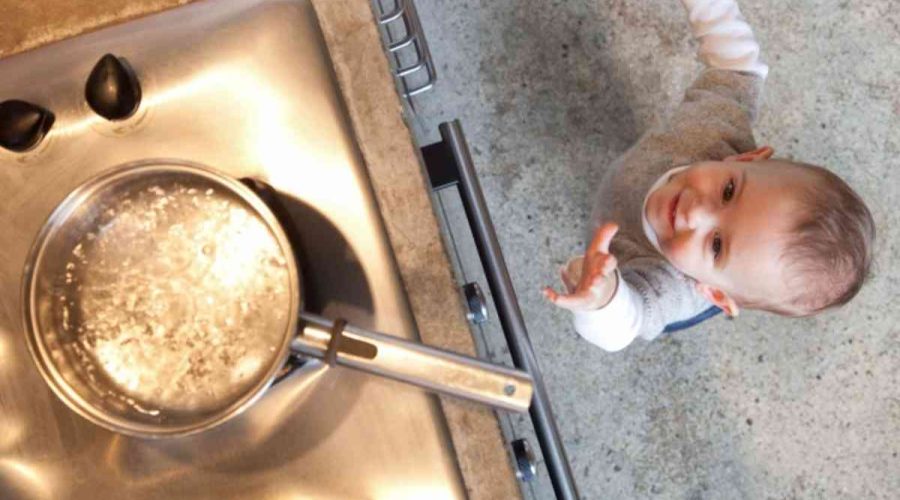 Paura per un bimbo di 2 anni che si ustiona con il brodo