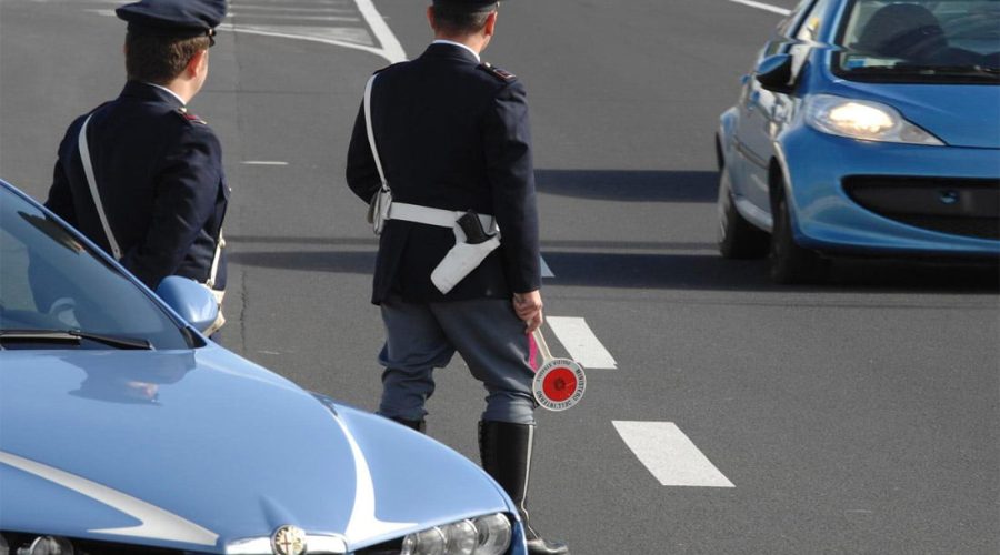 Traffico illecito di automobili verso l’Est Europa, autotrasportatore denunciato