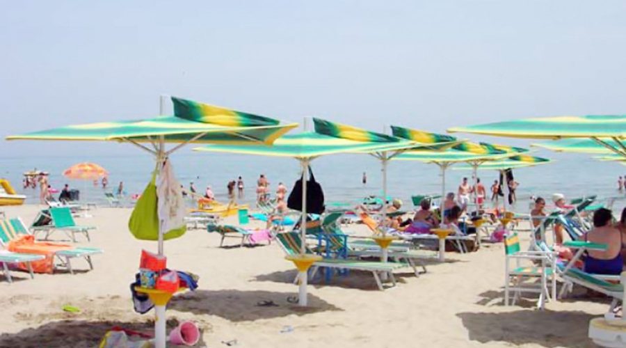 Rissa in spiaggia per i lettini in prima fila