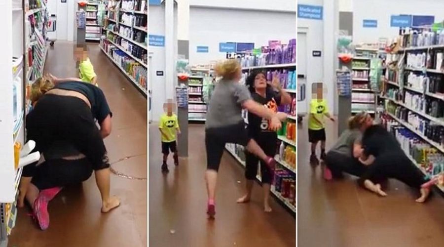 Rissa al supermercato Oasi davanti a clienti e bambini