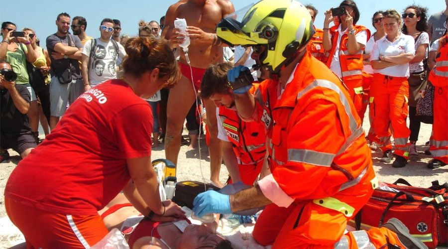 Mare mosso, 2 bagnanti vengono salvati dai bagnini