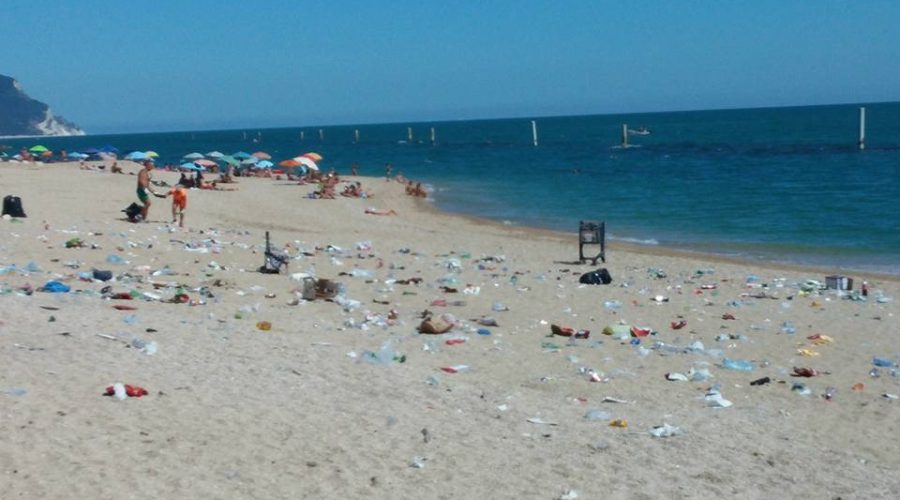 Spiaggia di Porto Recanati la mattina presto dopo Ferragosto