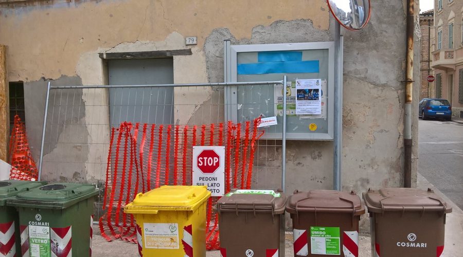 La Bacheca del Quartiere Centro Storico è in condizioni precarie