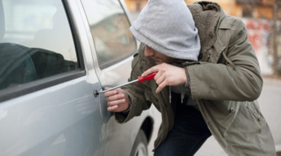 Tentano di rubare un’auto in pieno corso