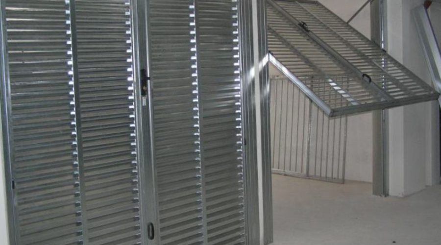 Forzano un garage per nasconderci merce contraffatta
