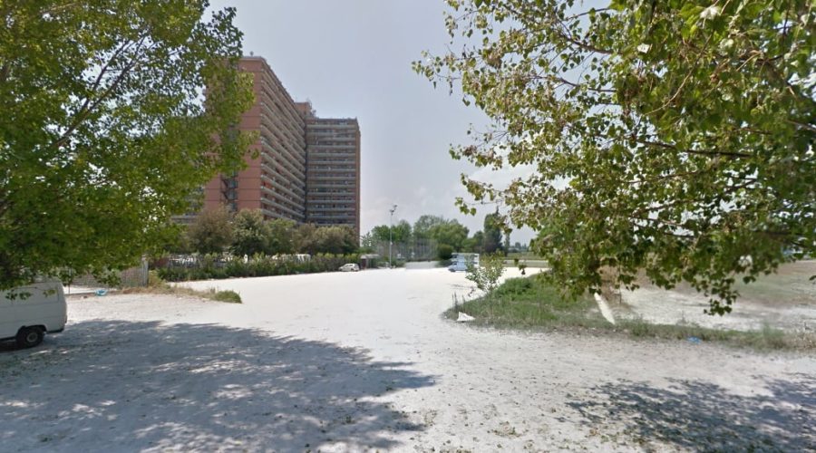 Hotel House abbandonato a se stesso, tensioni agli ascensori e bambini che aspettano lo scuolabus in un acquitrino