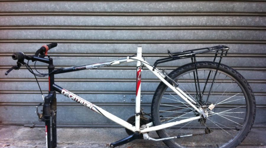 Ruba ruota e sellino di una bicicletta, sotto gli occhi del proprietario