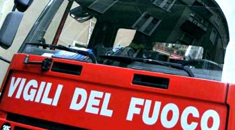 Rimane incastrato con la gamba nel cancello della sua abitazione, liberato dai vigili del fuoco