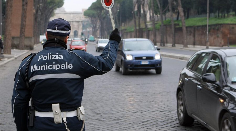Forza il posto di blocco e fugge dalla Polizia Municipale