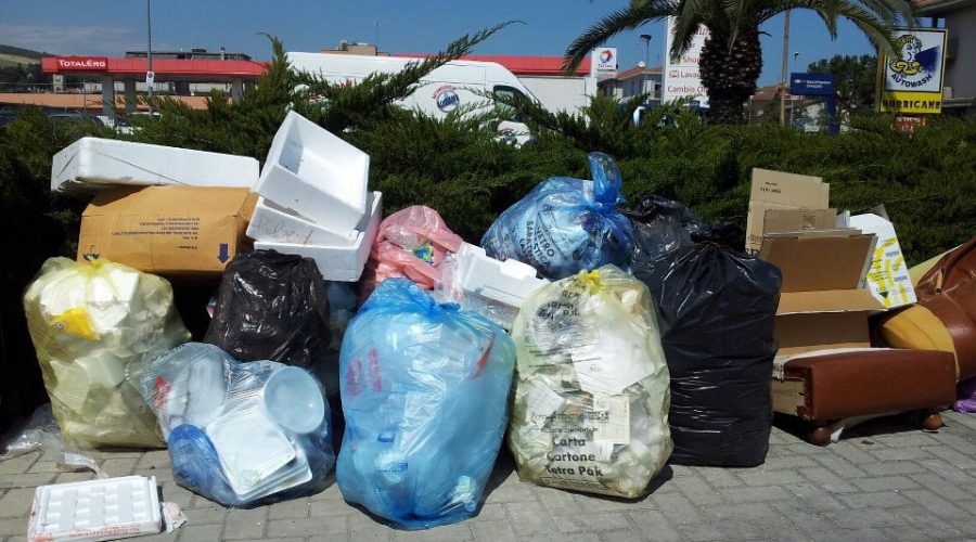 Sacchi della spazzatura con Microchip, multe salate per chi non rispetta la differenziata.