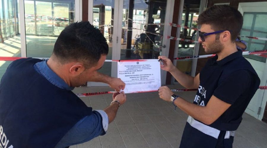 Sequestrato uno chalet sul lungomare nord dalla Guardia Costiera