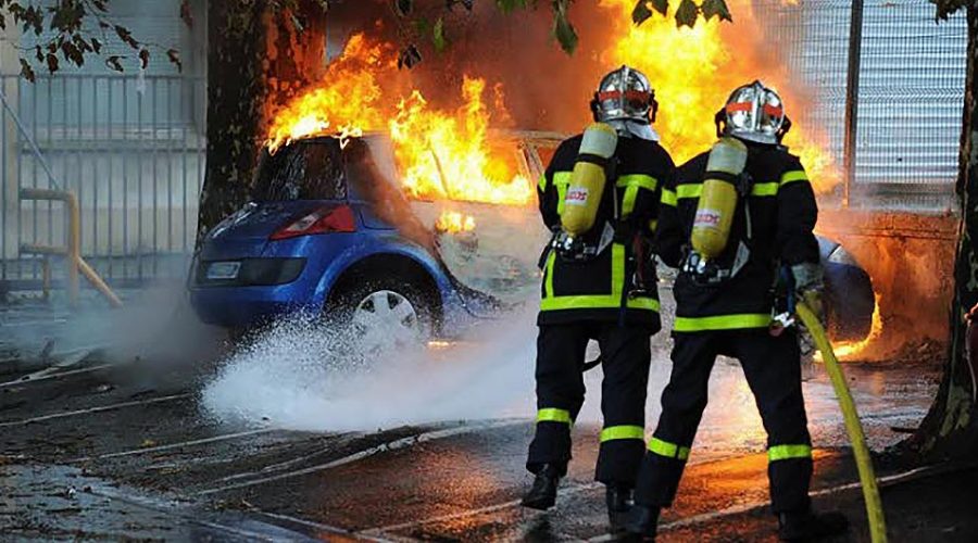 Auto si scontra contro il guard rail e prende fuoco