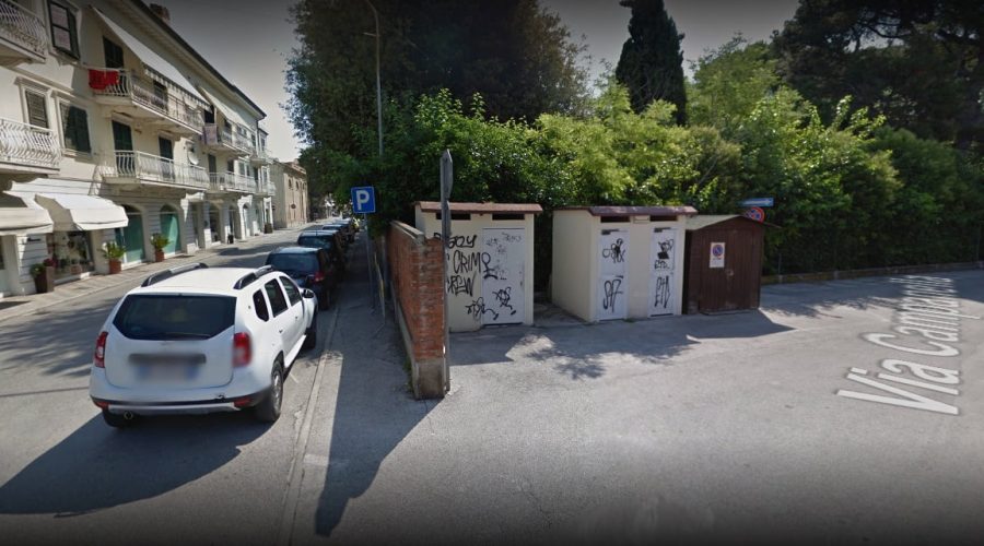 Siringhe e sporcizia ai bagni pubblici di via Campanella