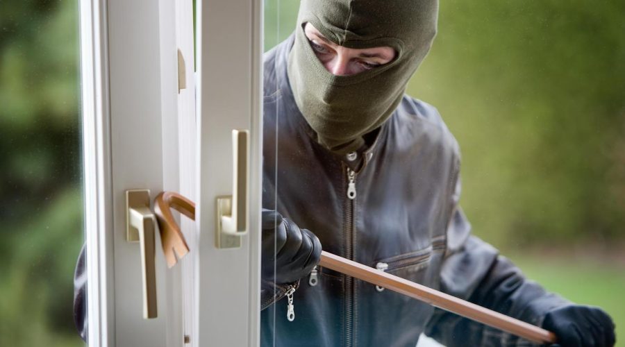 Coppia sorpresa a scassinare la porta dell’ex night Tutta Tua