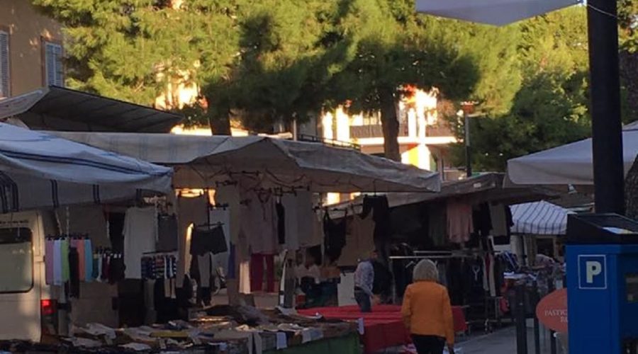 Braccio di ferro tra negozianti ed ambulanti sulla location del mercato