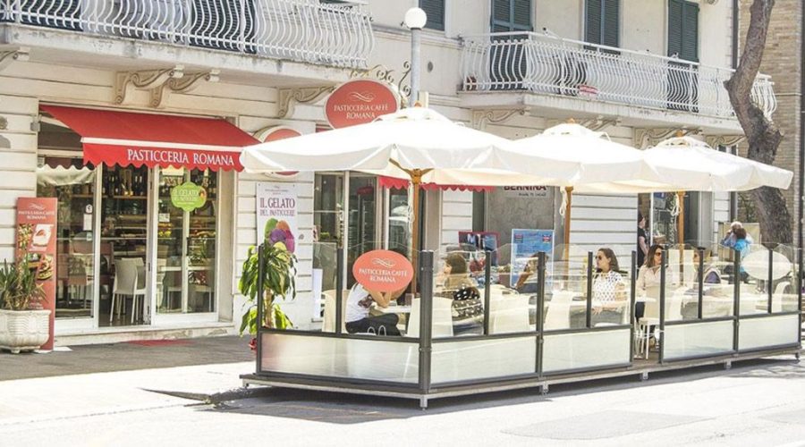 Clochard crea scompiglio in una nota pasticceria della zona