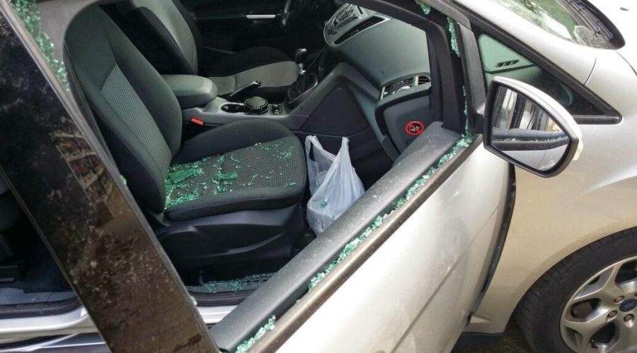 Rompono il vetro dell’auto e rubano la borsa fuori dall’asilo