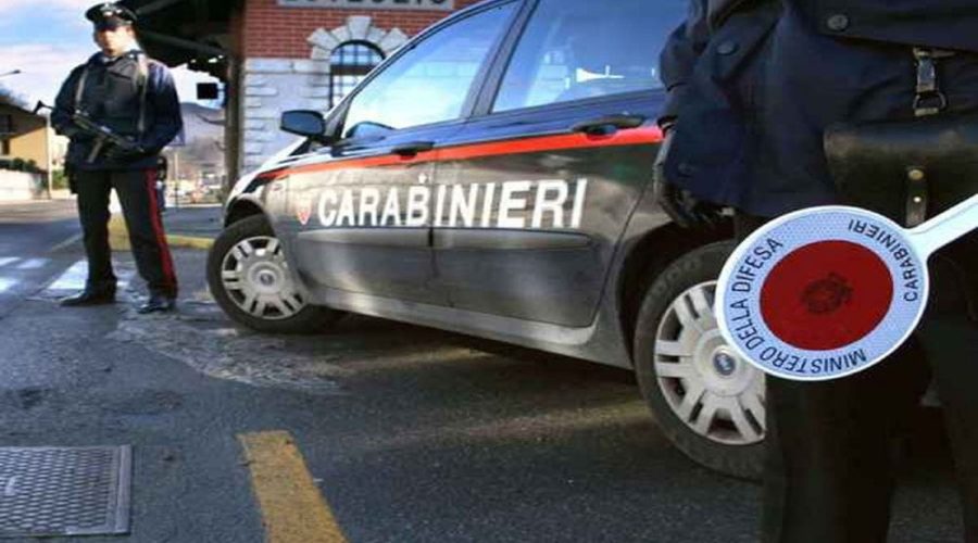 Non si ferma all’alt dei carabinieri e fugge