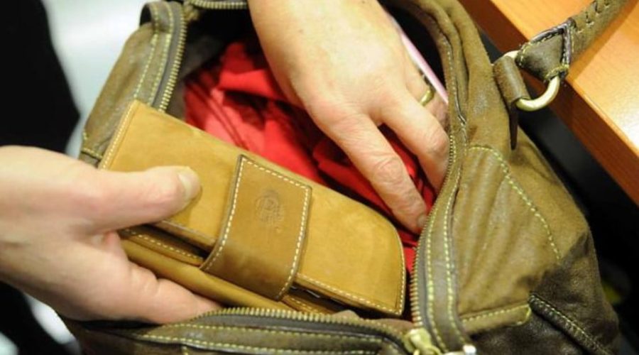 Si fingono clienti e rubano una borsa