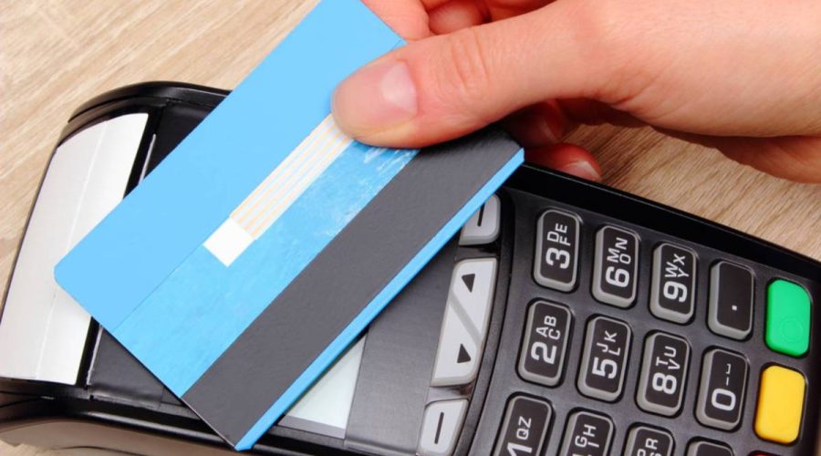 Cercano di pagare con carta di credito clonata