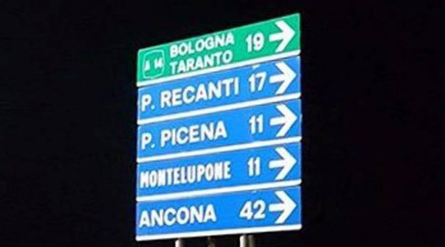 Cartello con errore alla nuova rotatoria di Fontenoce
