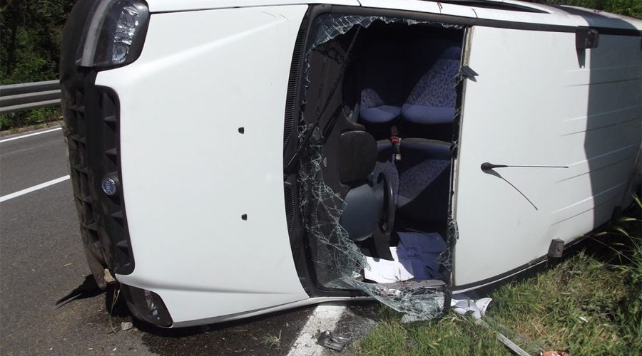 Furgone si rialta lungo la A14, tre i feriti