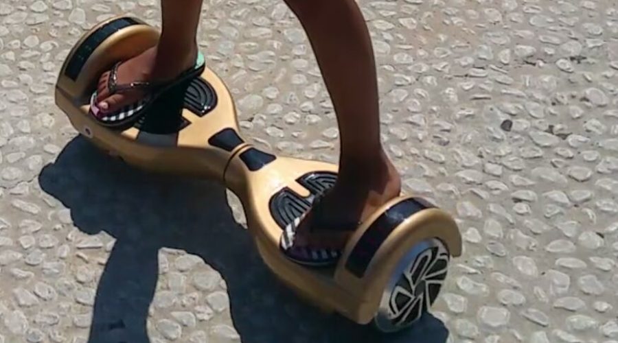 Rompono un finestrino per rubare un howerboard