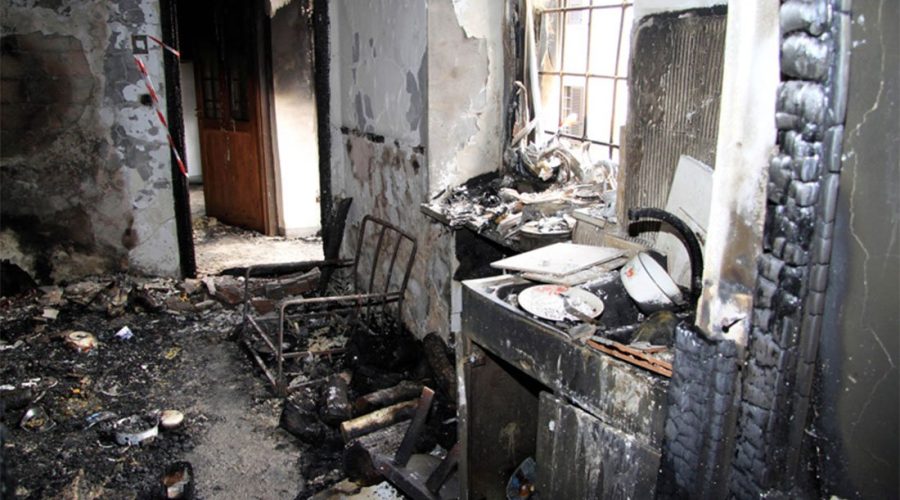A fuoco la casa colonica abbandonata nei pressi del Camping Pineta