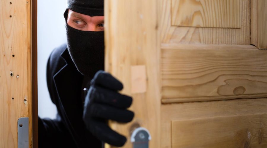 Ladri d’appartamento sorpresi dal proprietario