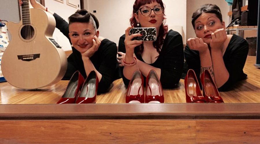 “Quella con le scarpe Rosse” : il Trio Acustico Femminile Portorecanatese