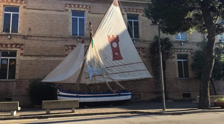 Rotta la testa al Bambinello del presepe sulla barca del quartiere Sammarì