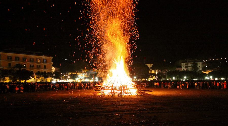 L’8 dicembre: Festa dell’Immacolata, Notte di Falò e beneficenza