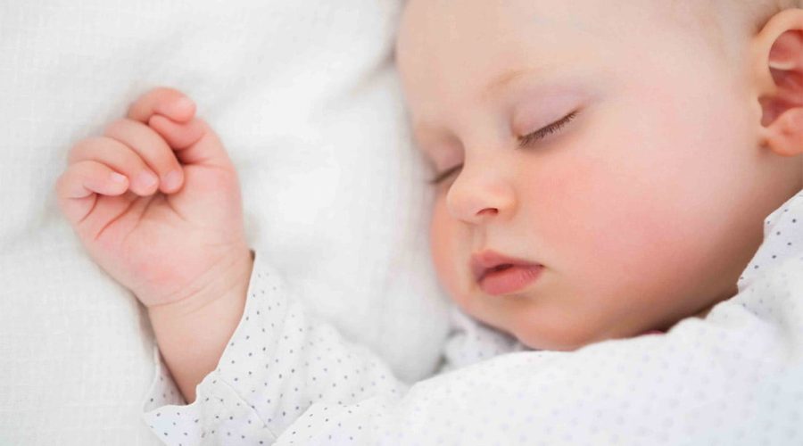 Nasce sul divano di casa, piccolo e mamma stanno bene