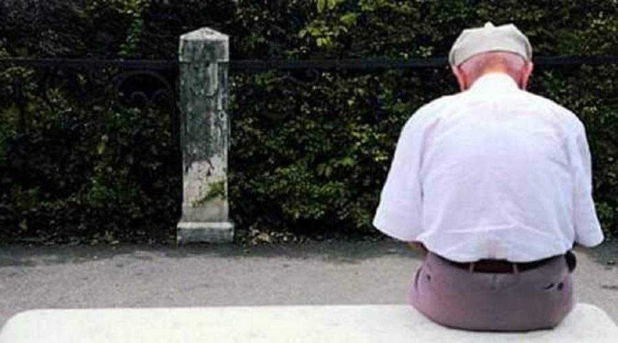 la pensione non arriva: Invalido e solo, non ha neppure i soldi per mangiare ma