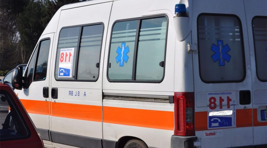 Auto si scontrano sotto al cavalcavia a Sud